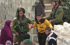 İşgalci İsrail’in askerleri, 8 yaşındaki Filistinli çocuğu yalın ayak sürükledi