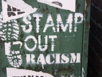 "Irkçılığın kökünü kazı" [Belfast'taki Eblana Sokağı'nda bir duvar yazısı, Ağustos 2010. Görüntüleyen Ardfern. Wikimedia’dan alınmıştır.]